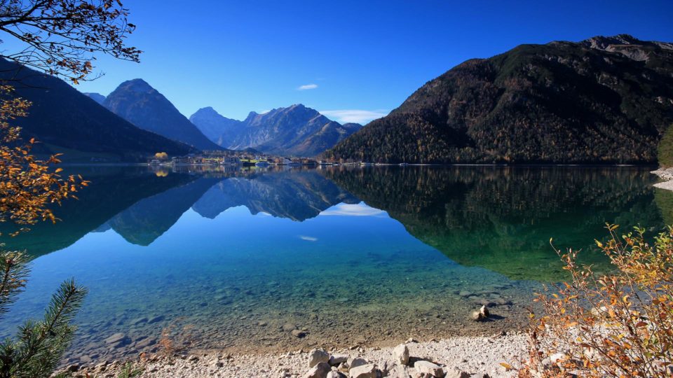 achensee-seeufer-wanderung-herbst-960x540